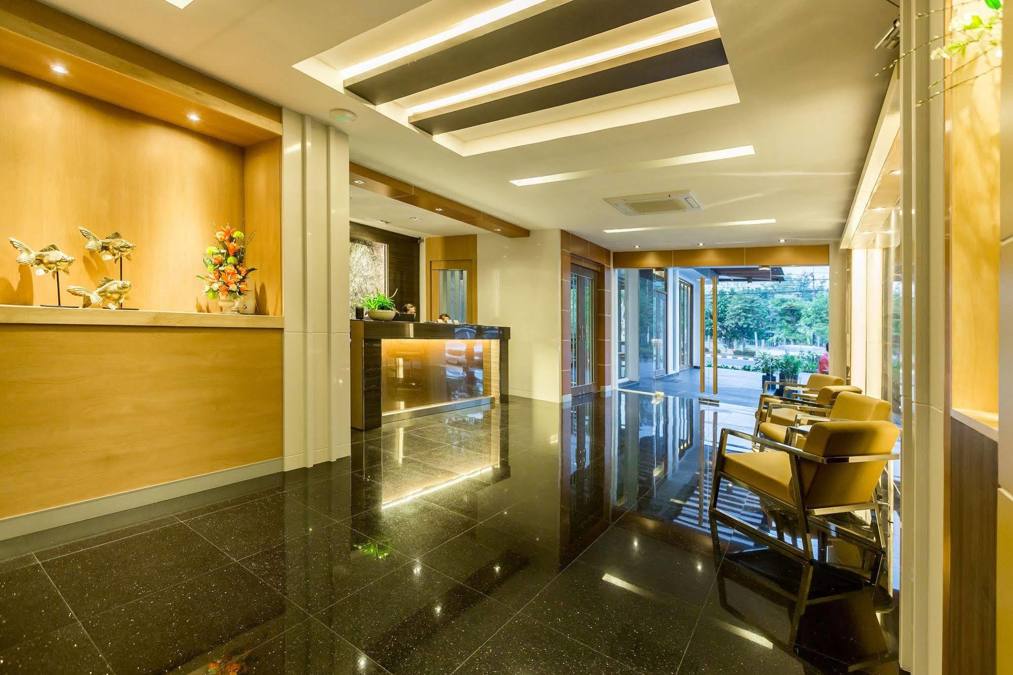 V Hotel Ubon Ratchathani Exteriör bild